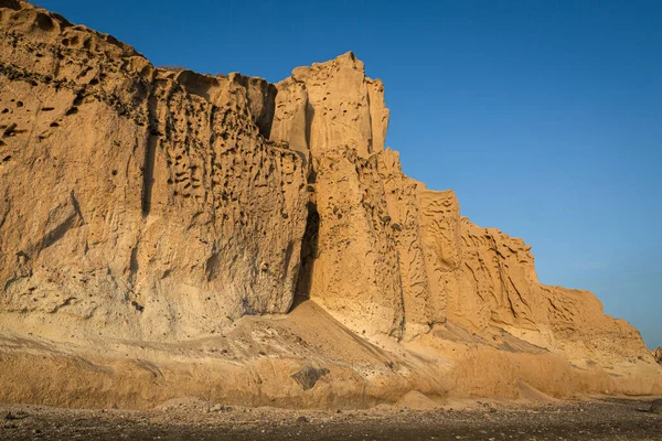 Santorini adasının kayalıkları ve kayalıkları