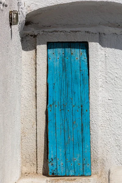 Μπλε Πόρτα Στο Δρόμο Της Σαντορίνης — Φωτογραφία Αρχείου