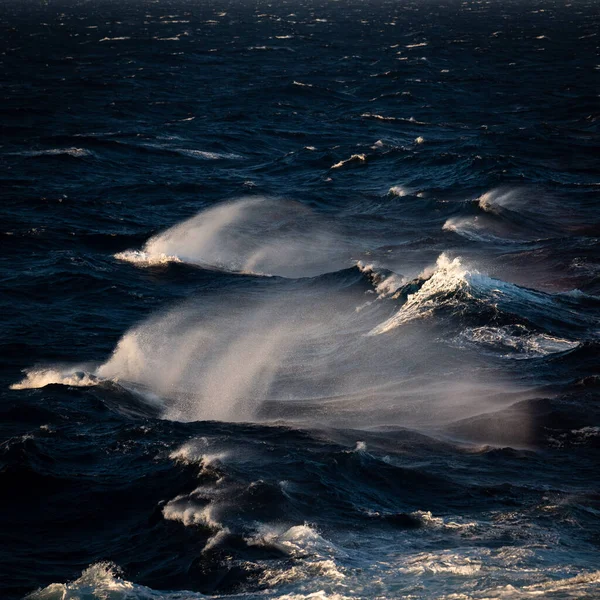 蓝色地中海的白浪 — 图库照片