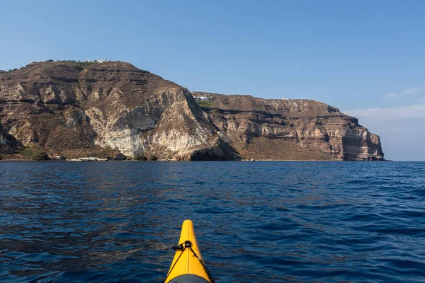 Santorini sahilinde kano, seyahat konsepti.