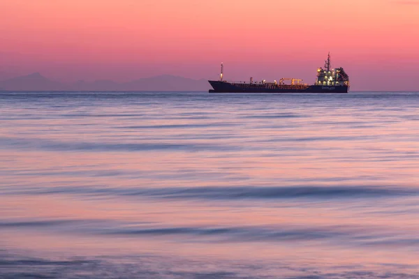 美しい夕日の中海上貨物船 — ストック写真