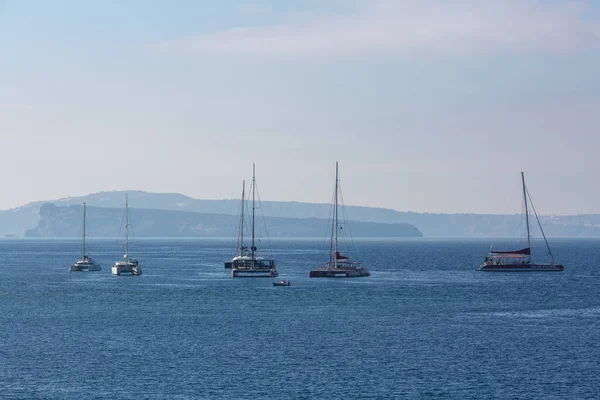 Hajók Mediterráni Tengeren Napsütéses Napsütésben — Stock Fotó