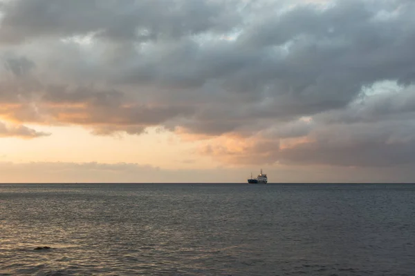 美丽落日下的海上渔船 — 图库照片