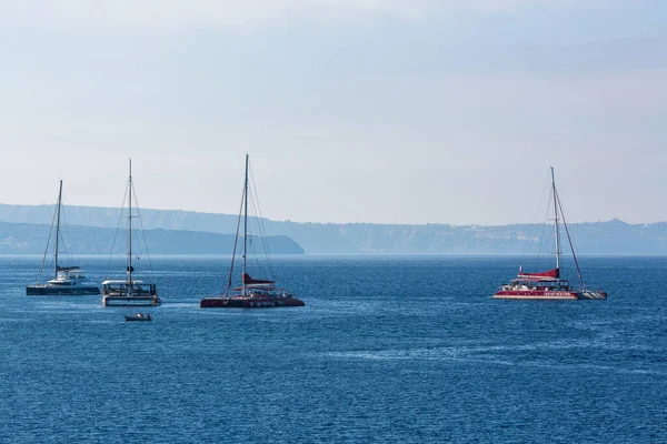 晴れた日に地中海に浮かぶ船は — ストック写真