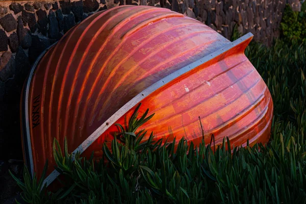 Barca Arancione Piedi Erba Verde — Foto Stock