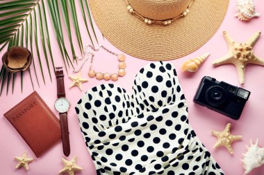 Mayo ile yeşil palmiye yaprağı ve starfishes pembe bir arka plan üzerinde