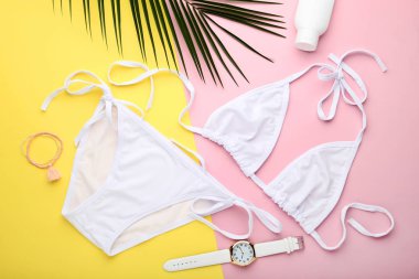 Renkli arka plan üzerinde yeşil palmiye yaprağı ve bilek saati olan beyaz mayo