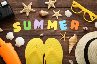 Deniz kabuklarını ve aksesuarları kahverengi ahşap masa üzerinde yazıt yaz