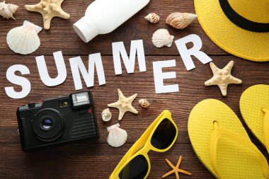 Deniz kabuklarını ve aksesuarları kahverengi ahşap masa üzerinde yazıt yaz