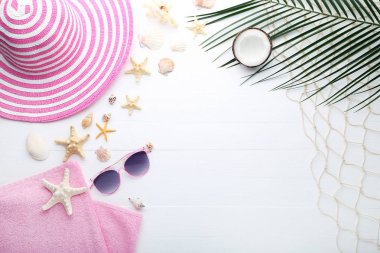 Hindistan cevizi ve ahşap masa aksesuarları ile farklı deniz kabuklarını