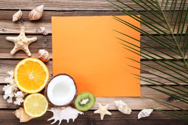 Deniz kabuklarını ve meyve ahşap masa üzerinde boş sayfaya