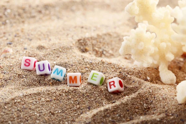 Επιγραφή Καλοκαίρι Από Τους Κύβους Κοράλλι Στην Αμμουδιά — Φωτογραφία Αρχείου