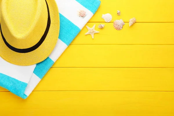 Zomer Accessoires Met Schelpen Gele Houten Tafel — Stockfoto