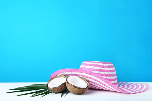 Cocos Com Folha Palmeira Chapéu Sobre Fundo Azul — Fotografia de Stock