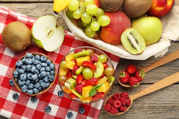 Kaşık Gri Ahşap Masa Potalara Kase Meyve Salatası — Stok fotoğraf