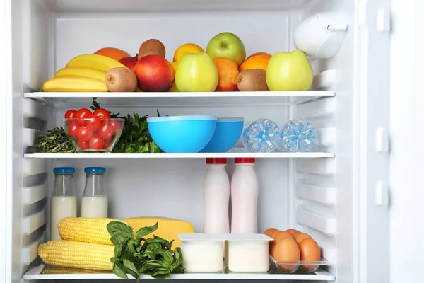 Sebze ve meyve dolu bir buzdolabı.