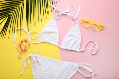 Yeşil palmiye yaprağı renkli arka plan üzerinde beyaz mayo