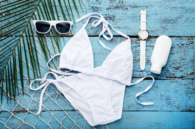 Mayo aksesuar ve mavi ahşap masa yeşil palmiye yaprağı