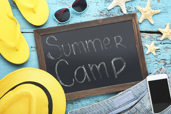 Aufschrift Sommerlager Mit Smartphone Und Kleidung Auf Holztisch — Stockfoto