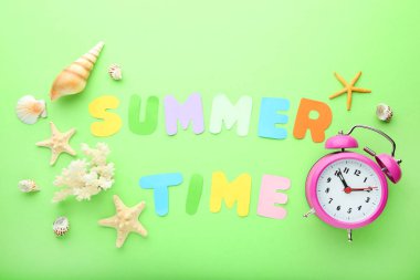 Yazıt yaz yeşil zemin üzerine deniz kabuklarını zamanla