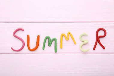 Hamuru pembe ahşap masa üzerinde yazıt yaz