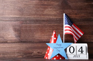 Amerikan bayrağı, küp takvim ve kağıt ahşap masa üzerinde yazıt ile yıldız