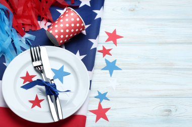Ahşap masa üzerinde plaka ve mutfak gereçleri ile Amerikan bayrağı