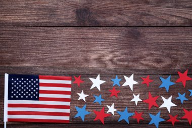Ahşap masa üzerinde kağıt yıldız ile Amerikan bayrağı