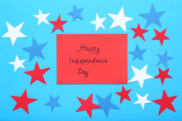Gwiazdki Papieru Szczęśliwy Dzień Niepodległości Napis Niebieskim Tle — Zdjęcie stockowe