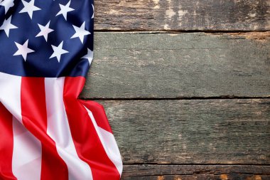 Gri ahşap masa üzerinde Amerikan bayrağı