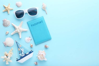 Güneş gözlüğü ve mavi arka plan dekoratif gemide kabukları