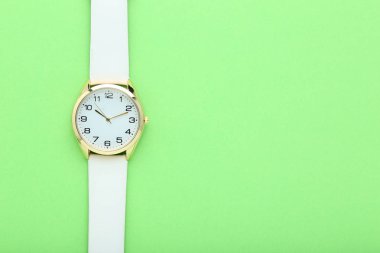 Yeşil zemin üzerine kol saati