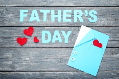 Gri ahşap masa üzerinde yazıt babalar günü