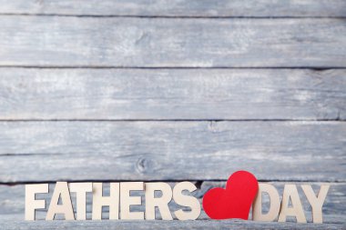 Ahşap masa üzerinde kırmızı kalpli yazıt babalar günü