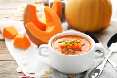 Tohum ve plaka üzerinde ahşap masa maydanoz ile kabak çorbası