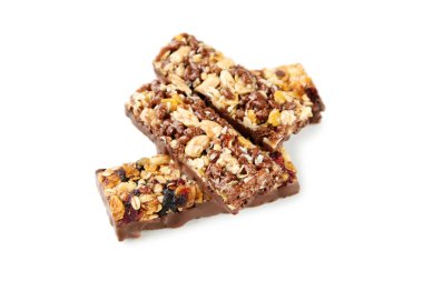 Beyaz arka plan üzerinde izole granola barlar