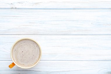 Tahta masada bir fincan kahve.