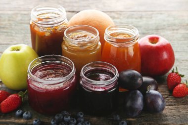 Cam Kavanoz reçel ahşap masa üzerinde farklı tür