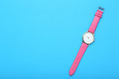 Mavi arka plan üzerinde kol saati