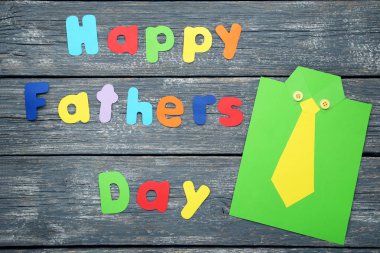 Gri ahşap masa üzerinde yazıt mutlu babalar günü