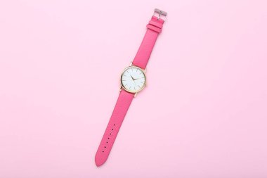 Pembe bir arka plan üzerinde kol saati