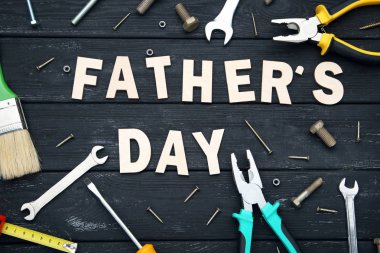 Ahşap masa üzerinde farklı araçlarla yazıt babalar günü