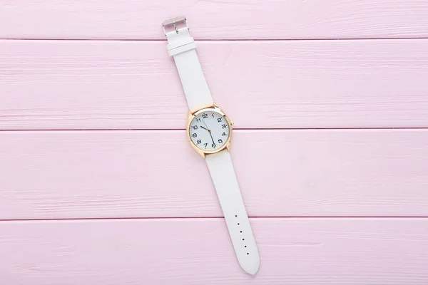 粉红色木桌腕表 — 图库照片
