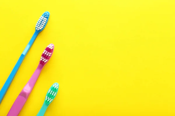 Toothbrushes Yellow Background — Stock Photo, Image