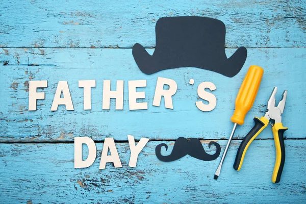 Inscriptie Fathers Day Met Tools Blauwe Houten Tafel — Stockfoto