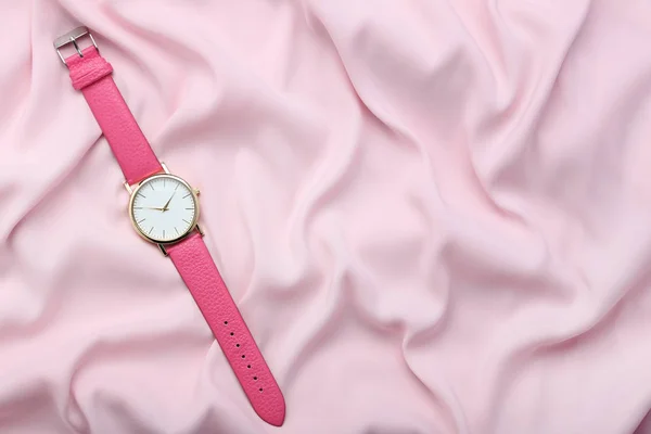 Reloj Pulsera Sobre Fondo Satinado Rosa — Foto de Stock