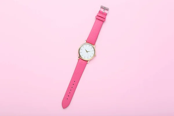 Zegarek Rękę Różowym Tle — Zdjęcie stockowe