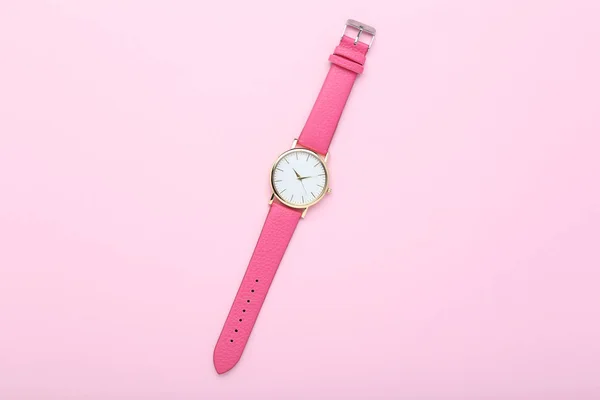 Reloj Pulsera Sobre Fondo Rosa —  Fotos de Stock