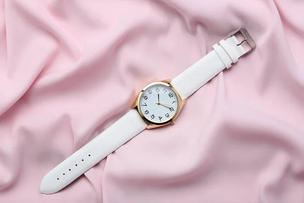 Armbandsur Rosa Satin Bakgrund — Stockfoto