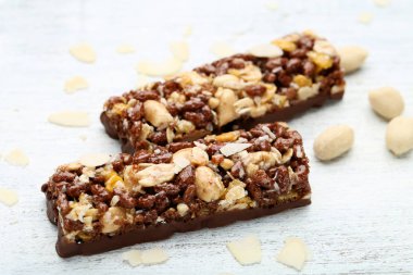 Ahşap masa üzerinde fındık ile lezzetli çikolata granola barlar